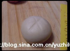荷花酥,用尺子在面团上边平均压三道压痕;