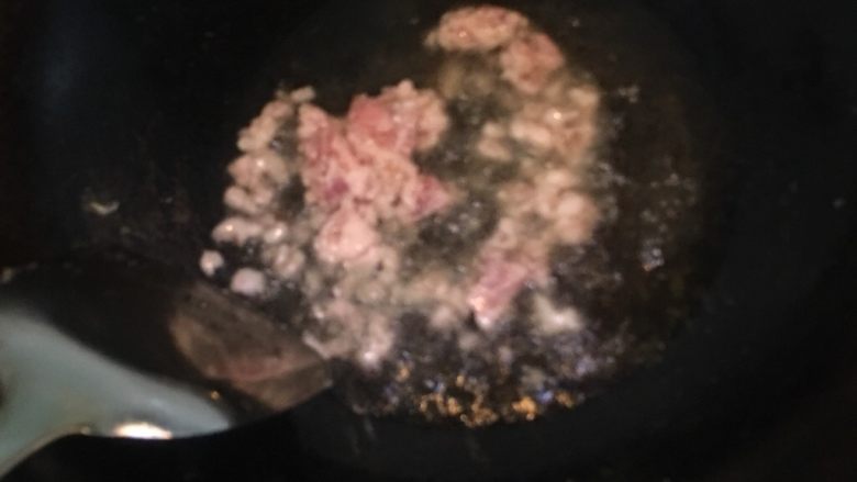 干烧鲫鱼,用炸鱼的油爆香五花肉(可以多炒一下,把五花肉的油都爆出来,更香)