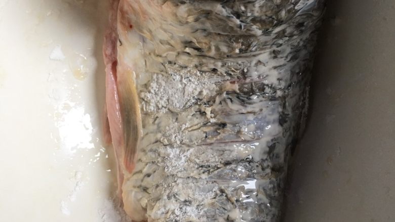 干烧鲫鱼,用厨房纸搽干水份,用盐,交流,玉米淀粉码味