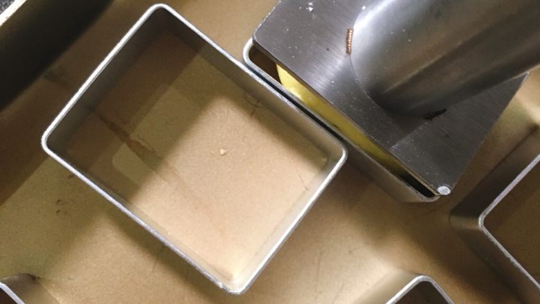 凤梨酥,用这个压一下,把四个角落都压平,某宝有卖的,你们可以自行搜索。