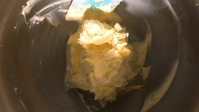 凤梨酥,打蛋盆旁边用刮刀刮一下,继续用打蛋器打发到 发白膨胀呈羽毛状。