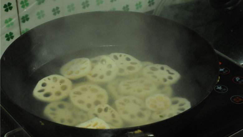 凉拌菜,放入开水锅中汆烫好