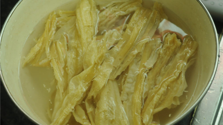 凉拌菜,<a style='color:red;display:inline-block;' href='/shicai/ 468'>腐竹</a>用清水洗干净后放在凉开水里抛开