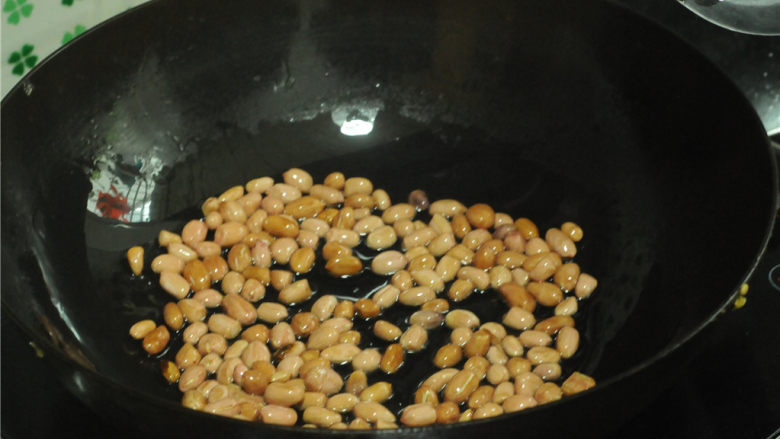 凉拌菜,<a style='color:red;display:inline-block;' href='/shicai/ 4262'>花生米</a>用少许油炸香