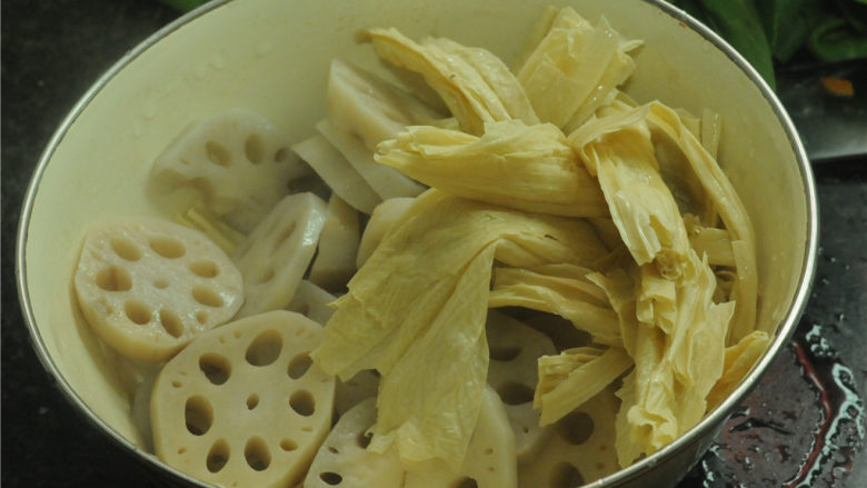 凉拌菜,将处理好的莲藕和腐竹捞出来,沥干水后放入容器里