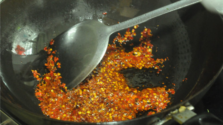 凉拌菜,油锅烧热,关火,放入<a style='color:red;display:inline-block;' href='/shicai/ 761'>辣椒粉</a>炒香