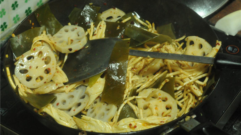 凉拌菜,开火,将处理好的食材全部都倒进去,翻拌均匀