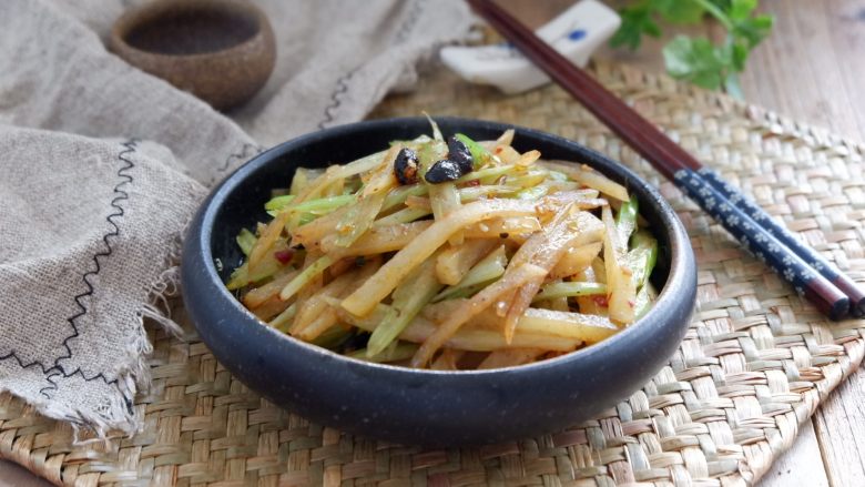 豉香芹菜土豆条,出锅装盘~