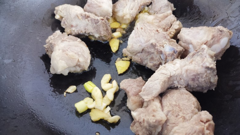排骨炖土豆,然后锅里热油,爆香葱姜蒜,然后放入排骨炒