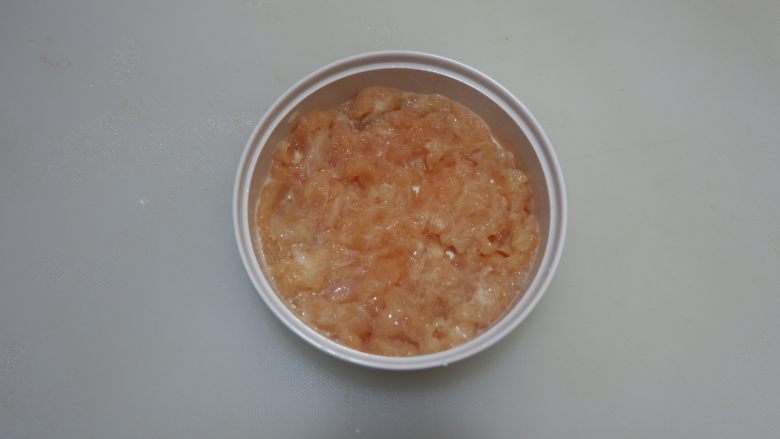 藜麦毛豆鸡茸羹,加入盐,料酒,淀粉抓匀备用