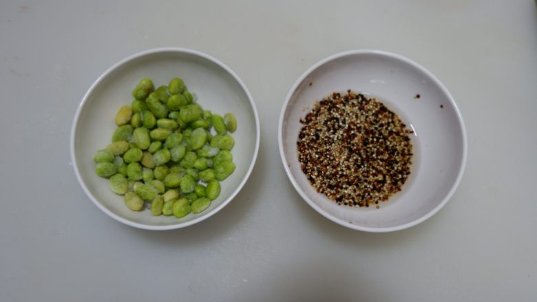 藜麦毛豆鸡茸羹,熟毛豆仁备好,藜麦淘洗干净备用。