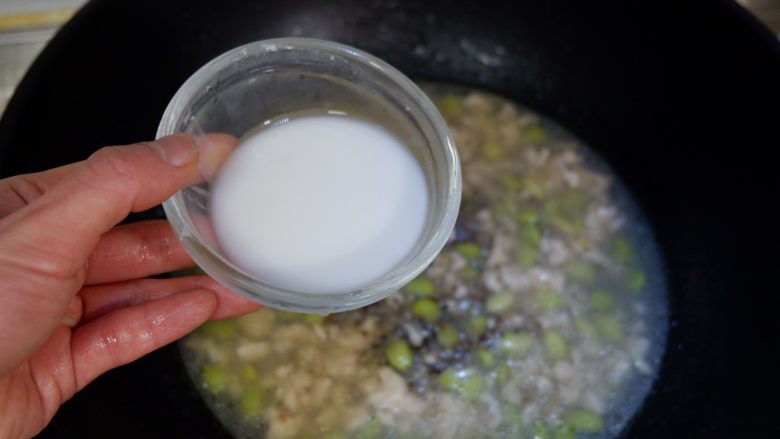 藜麦毛豆鸡茸羹,煮好,开盖淋上水淀粉和盐