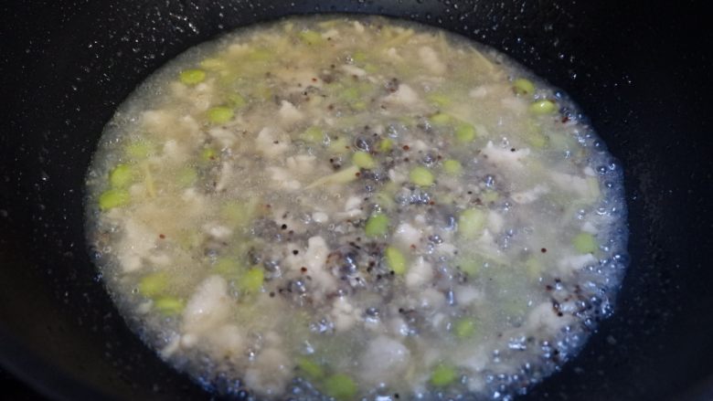 藜麦毛豆鸡茸羹,翻炒至浓稠即可
