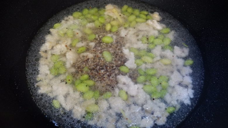藜麦毛豆鸡茸羹,加入没过食材的清水,加入藜麦,大火煮开,转小火煮15分钟