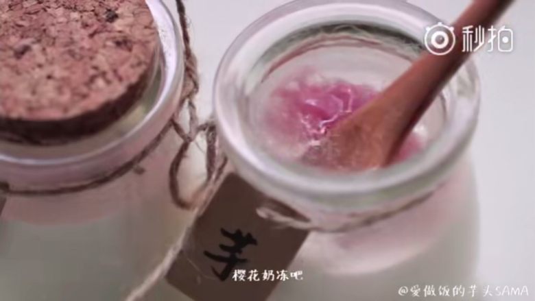 樱花奶冻
,加240水放入7g吉列丁粉静置10分钟
加热 加糖 降温
然后倒入做好的布丁瓶中
加泡开的樱花 放冰箱冷藏