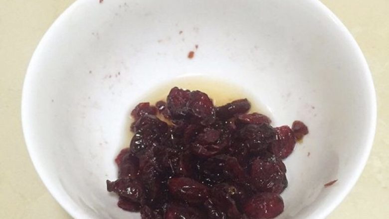 烘焙小白也能轻易hold住的蔓越莓芝士酥条,蔓越莓干加少许朗姆酒,微波炉加热5秒种左右。这样的蔓越莓吃着不干,还有淡淡的酒香。