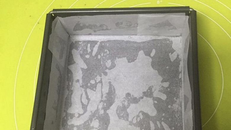 烘焙小白也能轻易hold住的蔓越莓芝士酥条,将模具刷少许油,铺上油纸。一定要铺油纸哦,不然很难脱模的。