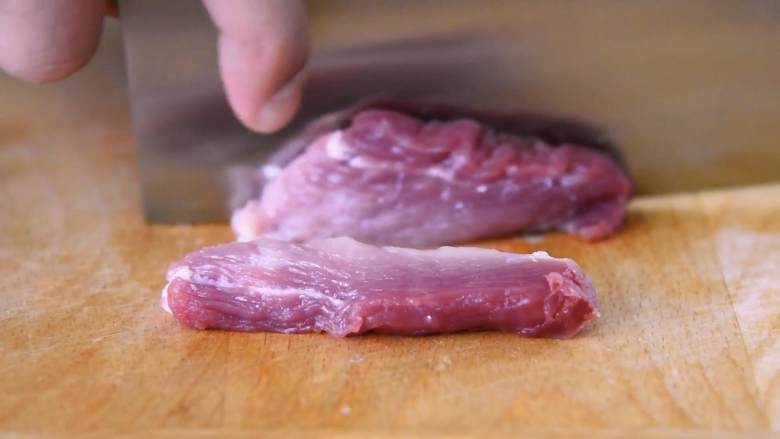 外酥里嫩一口一个,不去四川也能有美味的酥肉吃,里脊肉切条。