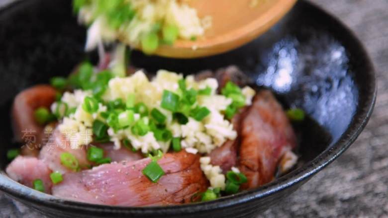 外酥里嫩一口一个,不去四川也能有美味的酥肉吃,撒盐、黑胡椒、加入生抽、料酒,再撒些葱姜蒜末、花椒。