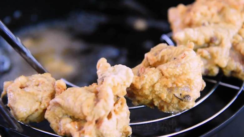 外酥里嫩一口一个,不去四川也能有美味的酥肉吃,小火炸至微黄定型、捞出。