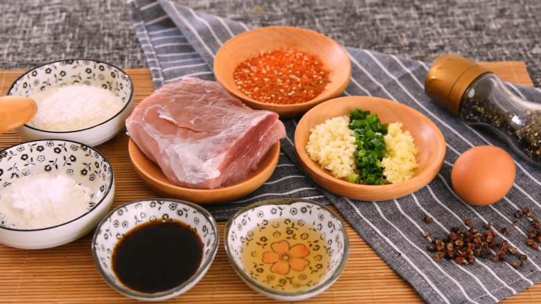 外酥里嫩一口一个，不去四川也能有美味的酥肉吃,『食材』

<a style='color:red;display:inline-block;' href='/shicai/ 4430'>里脊肉</a>/<a style='color:red;display:inline-block;' href='/shicai/ 9'>鸡蛋</a>/葱姜蒜末
<a style='color:red;display:inline-block;' href='/shicai/ 718'>料酒</a>/<a style='color:red;display:inline-block;' href='/shicai/ 700'>花椒</a>/淀粉/盐/<a style='color:red;display:inline-block;' href='/shicai/ 134333'><a style='color:red;display:inline-block;' href='/shicai/ 134333'>黑胡椒</a></a>/<a style='color:red;display:inline-block;' href='/shicai/ 788'>生抽</a>