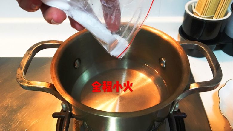 日料,改良版樱花水信玄饼,如图所示,将<a style='color:red;display:inline-block;' href='/shicai/ 6391'>白凉粉</a>倒入凉白开中,全程小火,直至烧开,切记在烧的过程当中,要不停地搅拌