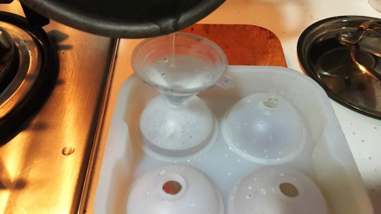 日料,改良版樱花水信玄饼, 将有白凉粉的开水倒入模具当中,配方的分量是四个球的量
