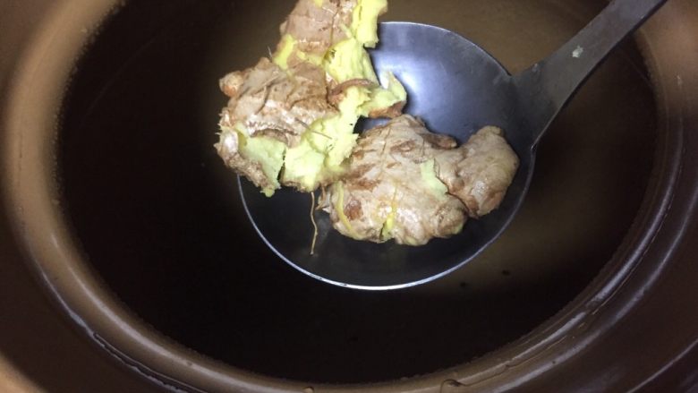 #菌类料理#三菌炖黄油土鸡,砂锅加水,<a style='color:red;display:inline-block;' href='/shicai/ 2802'>老姜</a>洗净拍破放入砂锅