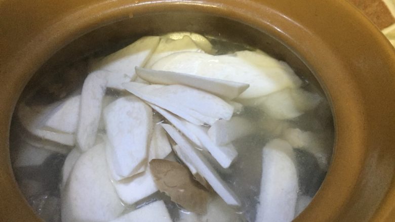#菌类料理#三菌炖黄油土鸡,放入杏鲍菇片,汤汁烧开