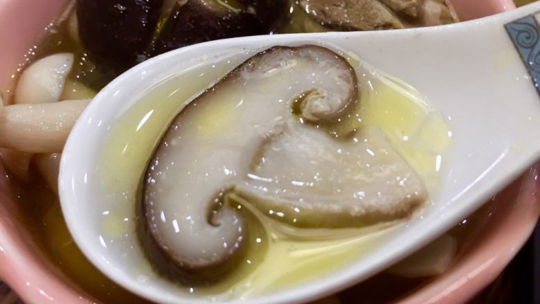 #菌类料理#三菌炖黄油土鸡,土鸡汤和菌类真是绝配,鲜鲜鲜
