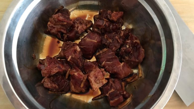 油豆腐腊肠蒸排骨,加少许料酒少许生抽少许淀粉一丢丢细砂糖,抓均匀,腌制,备用