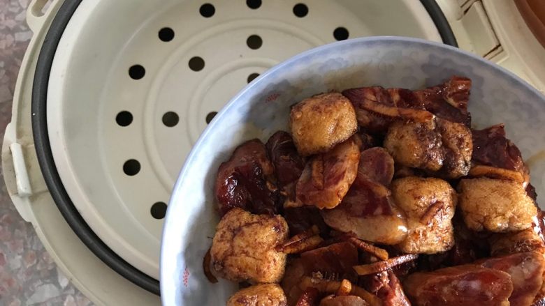 油豆腐腊肠蒸排骨,放入电饭煲蒸架上(下面放了淘洗好的大米,煮饭)