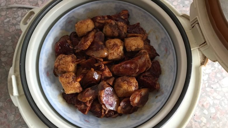 油豆腐腊肠蒸排骨,就是这样子,盖上电饭煲锅盖,按下煮饭键
