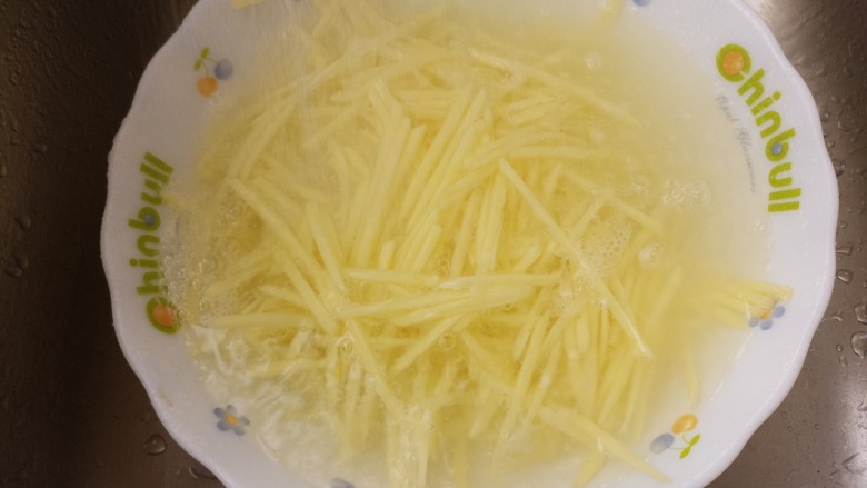家常土豆丝,然后用冷水泡一下