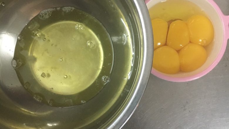 香葱肉松卷,鸡蛋用4只蛋白,蛋黄分开,再打入一只全蛋到蛋黄里