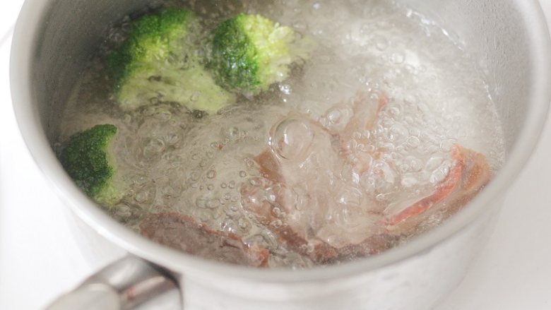 3分钟豪华牛肉面,为了让牛肉吃起来不是硬邦邦的口感,需要把切好的牛肉稍微煮一下。水烧开,<a style='color:red;display:inline-block;' href='/shicai/ 119'>西兰花</a>和牛肉一起煮就可以,再次烧开之后再过一会就可以关火了。