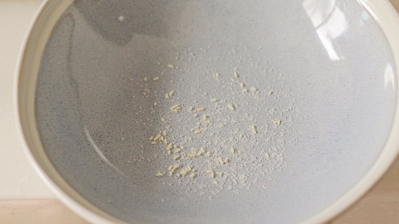 3分钟豪华牛肉面,取一个面碗,碗底加一些盐和味精