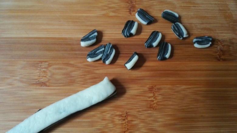 仿真瓜子酥,取一条,切成厚度约1毫米的面片。