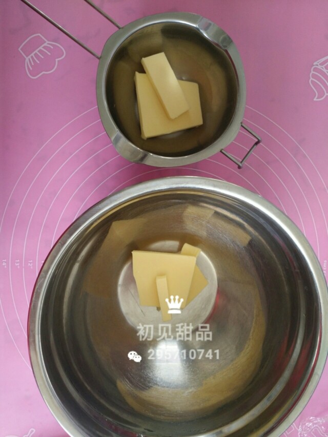 意式经典——弗洛伦萨饼干,首先称出两份<a style='color:red;display:inline-block;' href='/shicai/ 887'><a style='color:red;display:inline-block;' href='/shicai/ 887'>黄油</a></a>进行室温软化。