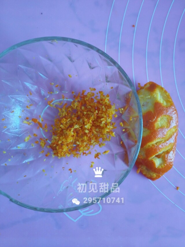 意式经典——弗洛伦萨饼干,利用等待黄油软化的时间准备其他食材。
擦一块橙皮备用,可以用柠檬皮代替。