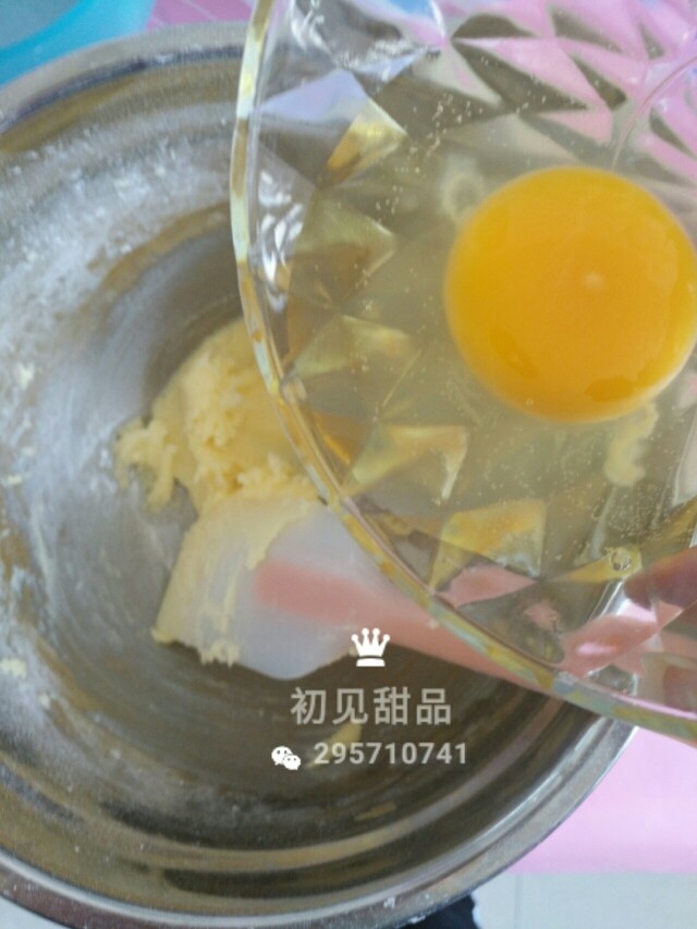 意式经典——弗洛伦萨饼干,将三分之一蛋清加入打发好的黄油中