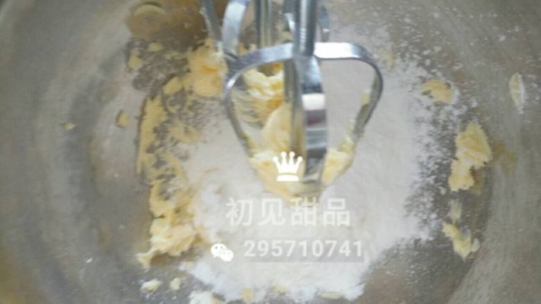 意式经典——弗洛伦萨饼干,加入刚刚称好的糖粉,继续打发。