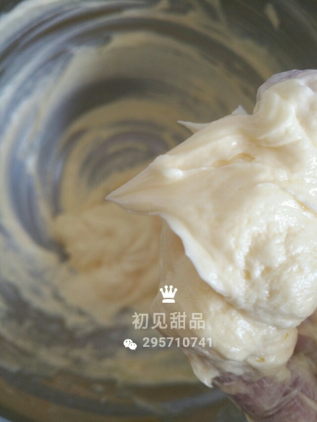 意式经典——弗洛伦萨饼干,这就是乳化好的黄油,提起蛋头有一个成型的直的小角就可以了。