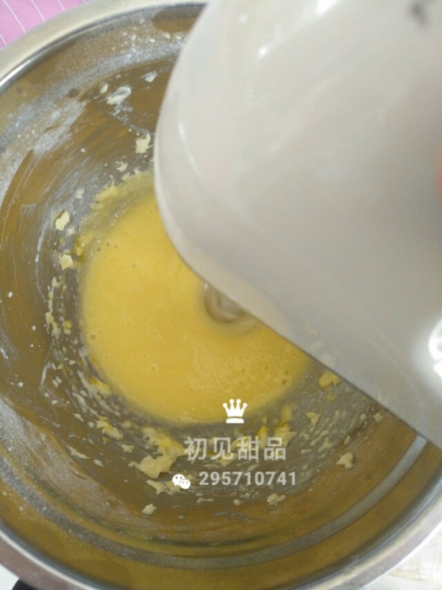 意式经典——弗洛伦萨饼干,继续用打蛋器打,加速蛋黄与黄油的融合。