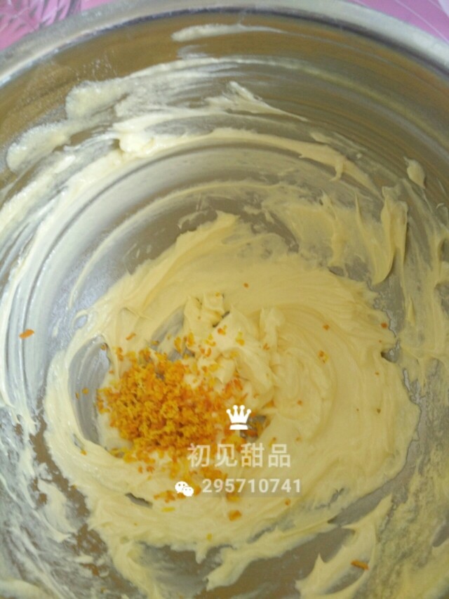 意式经典——弗洛伦萨饼干,加入橙皮,稍微一搅拌即可。