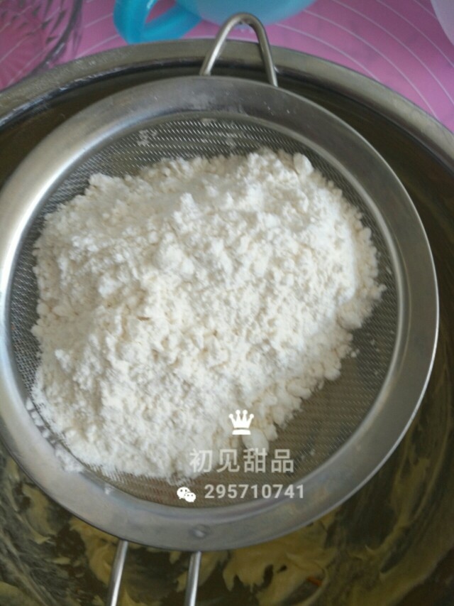 意式经典——弗洛伦萨饼干,筛入之前称好的低粉,一次性筛入即可。