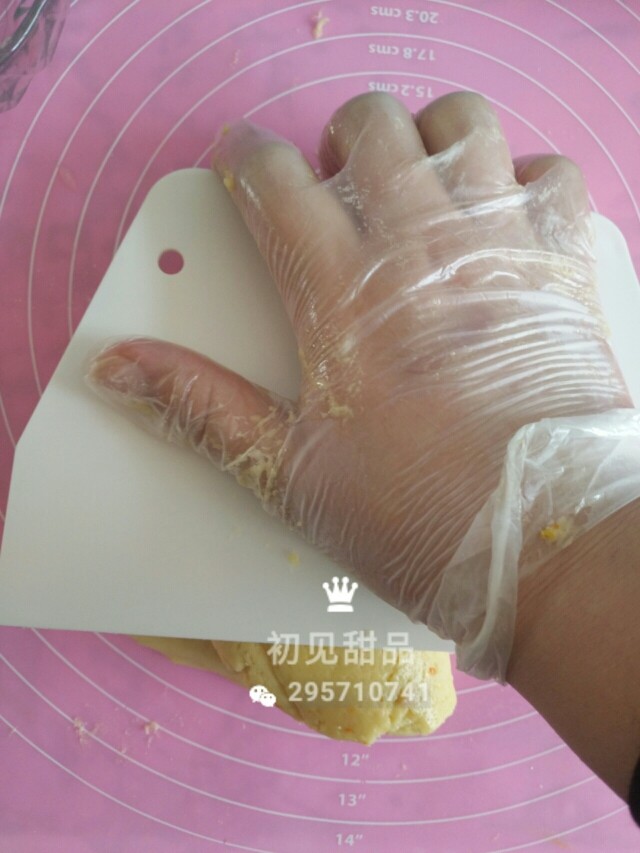 意式经典——弗洛伦萨饼干,戴上一次性手套,用刮板按压,不能揉搓面团,切记!