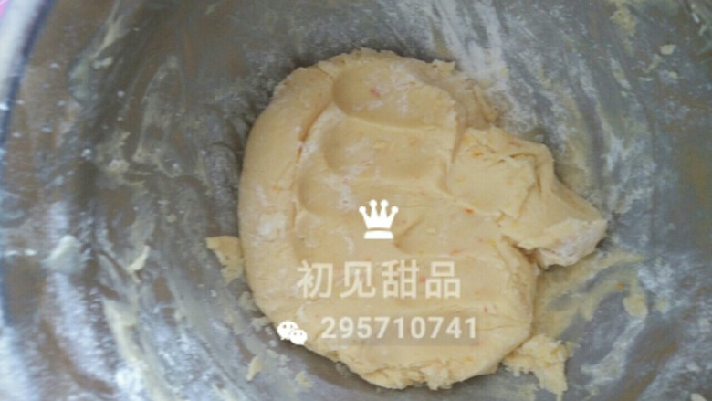 意式经典——弗洛伦萨饼干,用刮刀拌匀,即可拿出放到面板上。