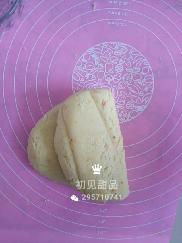 意式经典——弗洛伦萨饼干,反复操作4—6次,这样操作的目的是为了让面粉和黄油以及橙皮都混合均匀,而且可以可以避免面粉起筋。