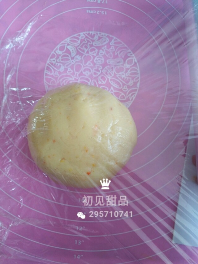 意式经典——弗洛伦萨饼干,经过刚才在室温下的反复操作,我们的黄油比较容易软化过度,这是我们用保鲜膜把它包起来放入冰箱,冷藏15—30分钟。